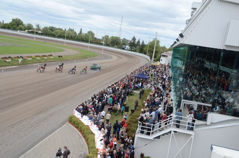 L'hippodrome de Trois-Rivières n'a pu contenir les 6000 personnes qui s'y sont présenté, dimanche, à l'occasion du premier programme de course à y être présenté depuis sa fermeture en 2008.