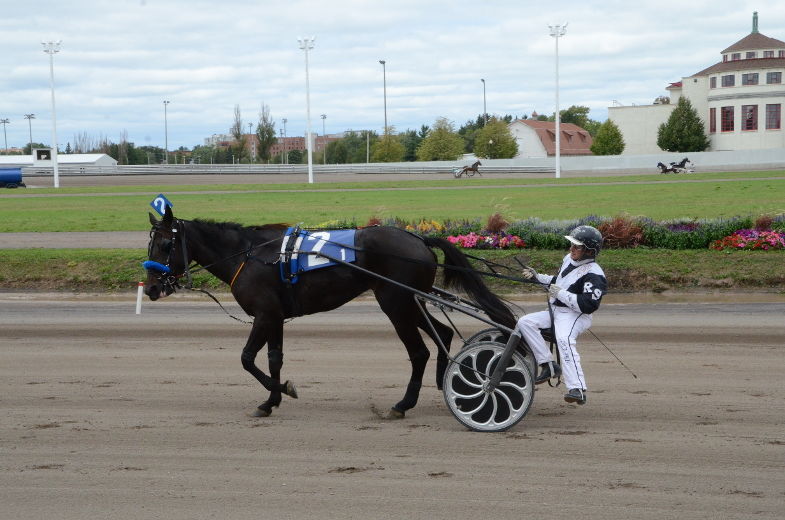 Richard Simard a remporté la première course de la nouvelle histoire de l'hippodrome de Trois-Rivières avec le cheval Promising Mathers, originaire de Shawinigan.