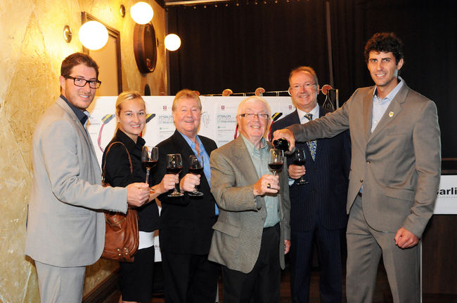 Martin Abel, directeur de la succursale SAQ Sélection du boulevard des Récollets, Julie Lemieux, gérante du Marché le Boisé, Renald Boucher, coprésident d’honneur, Yvon Després, coprésident d’honneur, André Gauthier, président de l’Association des Caisses Desjardins de Trois-Rivières et Daniel Payette, coordonnateur au Service du partenariat et du soutien au développement universitaire de l’UQTR.