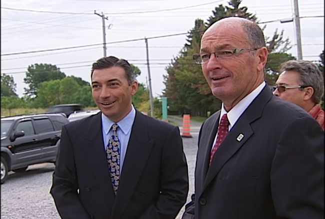 Le promoteur, Marcos Ramirez, en compagnie du maire Yves Lévesque.