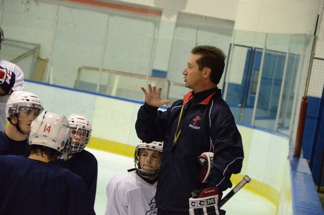 Le nouvel entraîneur des Dragons du Collège Laflèche, Serge Forcier, espère que sa jeune équipe se maintiendra au milieu du classement de la Ligue de hockey collégiale du Québec.