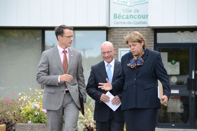 Patrick Charlebois, président de la Chambre de commerce et d’industries de Trois-Rivières, Jean-Denis Girard, président de la Chambre de commerce et d’industrie du Cœur-du-Québec et Gaétane Désilets, mairesse de Bécancour.
