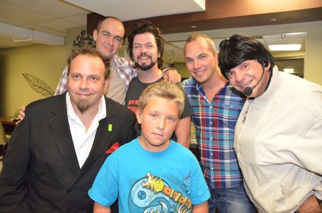 L’animateur de la soirée, Klöd Genest, a invité le jeune Cédric Marchand-Bédard à se produire sur scène. Il a réalisé son rêve en grimpant sur les planches en compagnie de Guy Nantel, Max Leblanc et Jean-Claude Gélinas. Également sur la photo, le producteur de la soirée, Francis Boisclair.