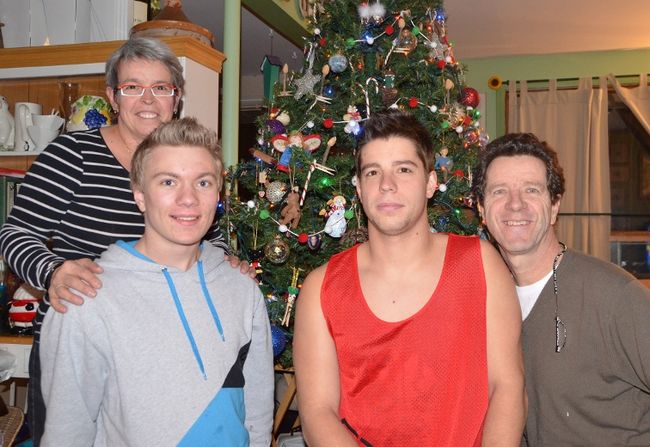 Philip Rothenberger (à gauche), entouré de ses parents d’accueil, Lorraine Charbonneau et Gabriel Genest, ainsi que de son frère d’accueil, Antoine.