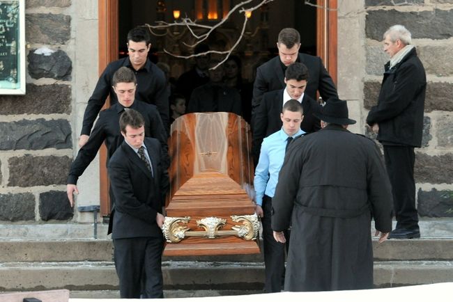 <p>Les funérailles de Pierrik Houle, ce jeune homme de 19 ans happé mortellement par une voiture le 21 décembre 2012, ont eu lieu le samedi 5 janvier 2013, à l'église de Sainte-Perpétue, dans le Centre-du-Québec.</p><p>ÉRIC BEAUPRÉ/AGENCE QMI