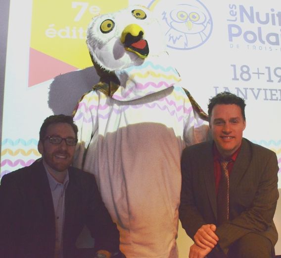 Le président du conseil d’administration des Nuits Polaires, Jean-Sébastien Désilets, et Steve Dubé, directeur général de la Corporation de l’Amphithéâtre de Trois-Rivières, en compagnie de la mascotte du festival, Chouette.