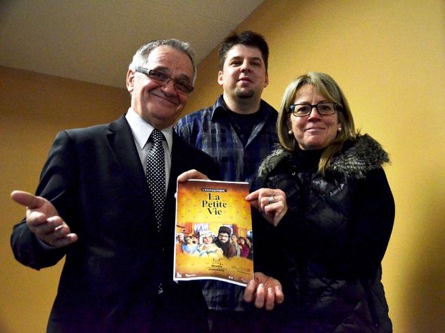 De gauche à droite : Yvon Noël, directeur général du Musée, Dominic Ouellet, chargé de projet au Musée, et Monic Lamoureux, directrice générale chez Avanti Ciné Vidéo.