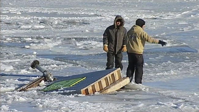 Des pêcheurs de Bécancour ont été surpris de constater que leurs cabanes avaient sombré dans le fleuve Saint-Laurent à la suite du redoux des derniers jours. 