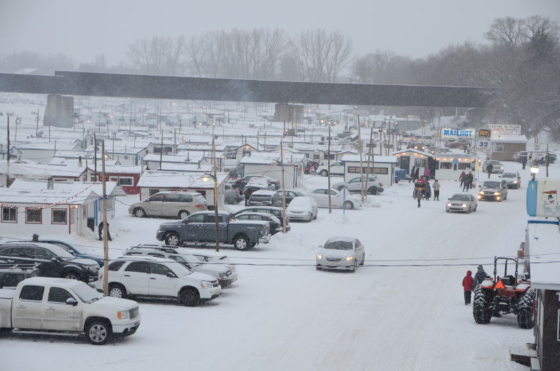 Malgré la neige, l’affluence a été excellente lors du premier week-end du Festival de pêche aux petits poissons des chenaux.