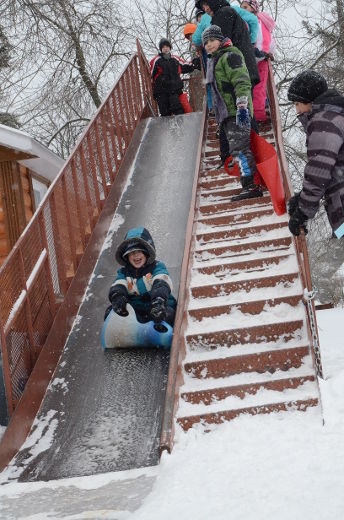 Les enfants ont pu s’amuser dans les glissades et les jeux gonflables entre deux séances de pêche. 