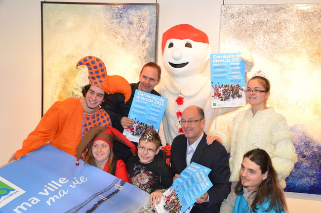 Le maire Lévesque, entouré du Bonhomme Carnaval, de Marc Guimond, coordonnateur du programme d'intervention en loisirs du Collège Laflèche, et d'étudiants-animateurs.