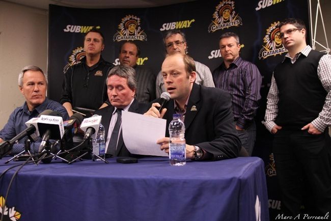 Le gouverneur Justin Darchen, le président Claude Lessard et le directeur-général Martin Mondou ont fait part de la décision du groupe d’actionnaires des Cataractes qui s’opposent officiellement au retour des Draveurs. 