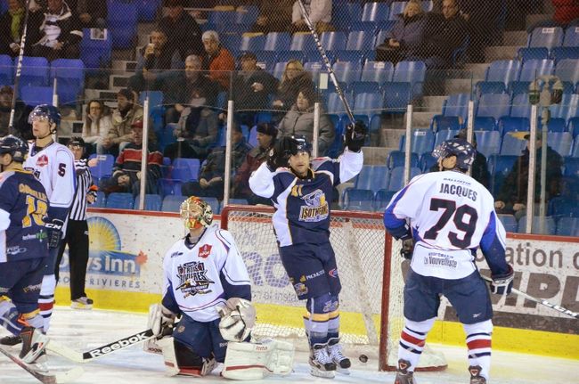 Une scène typique du match de dimanche entre le Caron et Guay et l'Isothermic de Thetford Mines, qui l'a emporté 9-3.