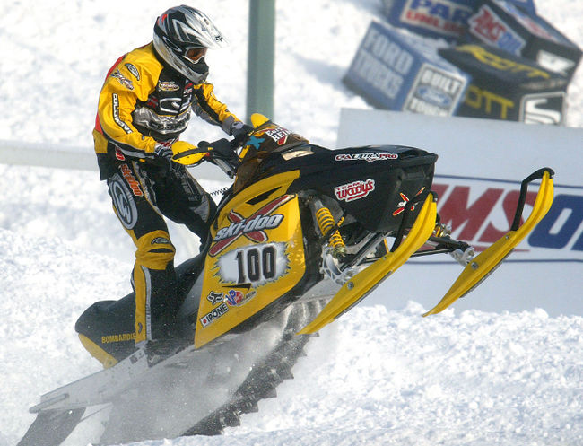 Les puissantes motoneiges de la série East Coast Snocross seront à Louiseville ce week-end. 