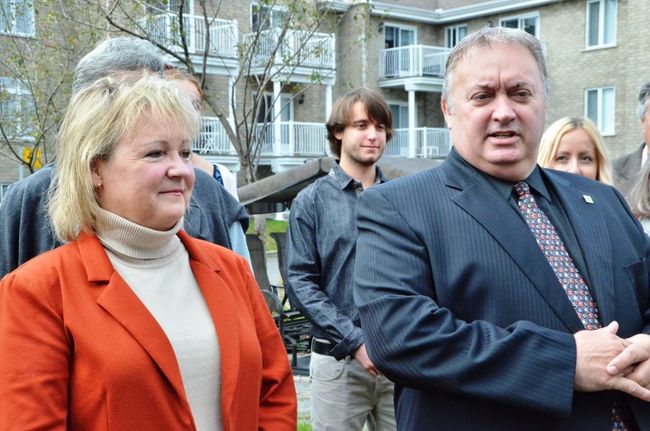 L’idée de mettre la bienveillance envers les aînés à l’avant-plan est venue de la candidate du district Rigaud, Joan Hamel, à gauche.