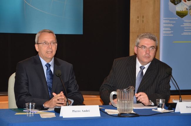 La commission d’enquête du BAPE a reçu 22 mémoires de citoyens et d’organisations sur le projet d’usine d’engrais d’IFFCO Canada à Bécancour. Dans l’ordre habituel, Pierre André, président de la commission, et Denis Bergeron, commissaire.
