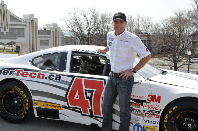 Louis-Philippe Dumoulin vise la série NASCAR Nationwide.
