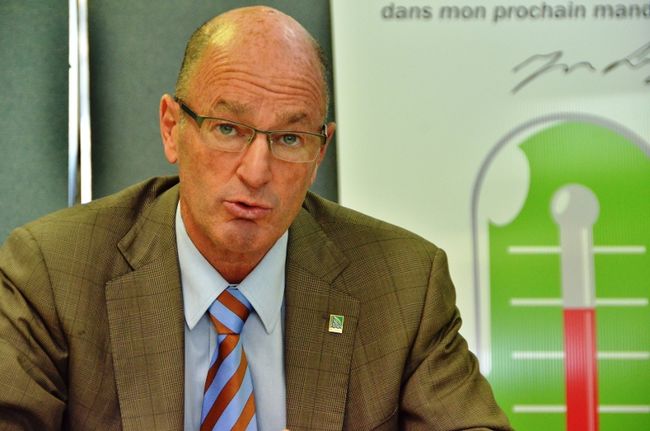 Yves Lévesque, devant le baromètre de la dette.