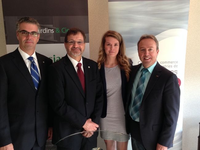 Desjardins sera partenaire «platine» du Gala Radisson de la Chambre de commerce et d’industries de Trois-Rivières pour une durée de cinq ans. De gauche à droite: Jean-François Beaudoin, directeur général de Desjardins Entreprises, Gaétan Boivin, président de la CCITR, Marie-Pier Séguin, responsable de l’organisation du Gala, et Marc de Montigny, président du comité du Gala.