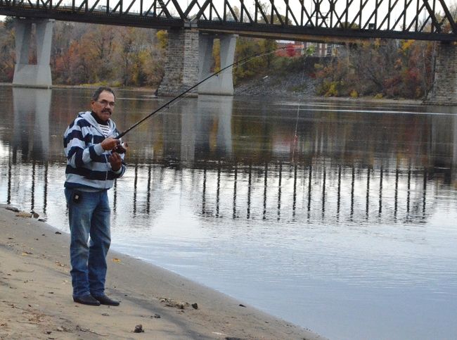 Luc Gagnon ne peut rapporter les perchaudes qu’il a pêchées dans la rivière Saint-Maurice chez lui à Sainte-Angèle.