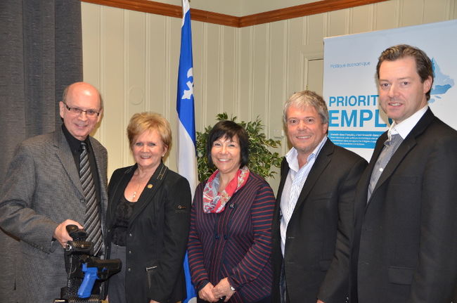 De gauche à droite: Paul Meunier, président des Entreprises Duckbill, Noëlla Champagne, députée de Champlain, Élaine Zakaïb, ministre déléguée à la Politique industrielle du Québec, Alain Lemieux et Yannick Le Dévéhat, de l’entreprise Pluritag.