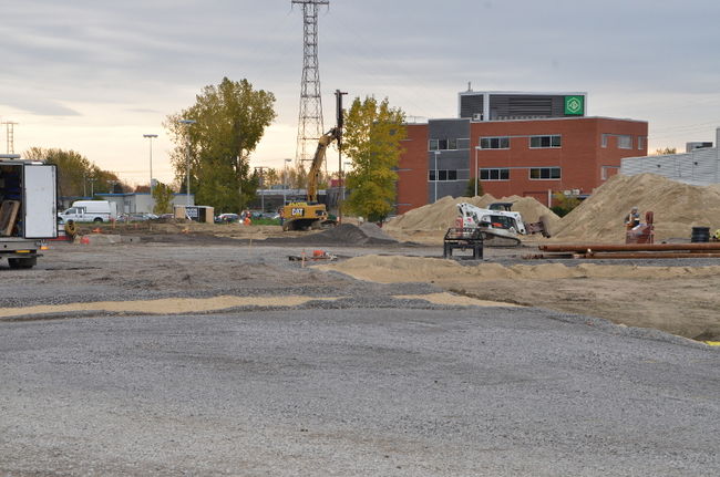 Les travaux de construction du futur centre d’appel de Desjardins ont commencé à la fin de la semaine dernière à Trois-Rivières. L’édifice devrait accueillir les premiers 150 employés en juin 2014.