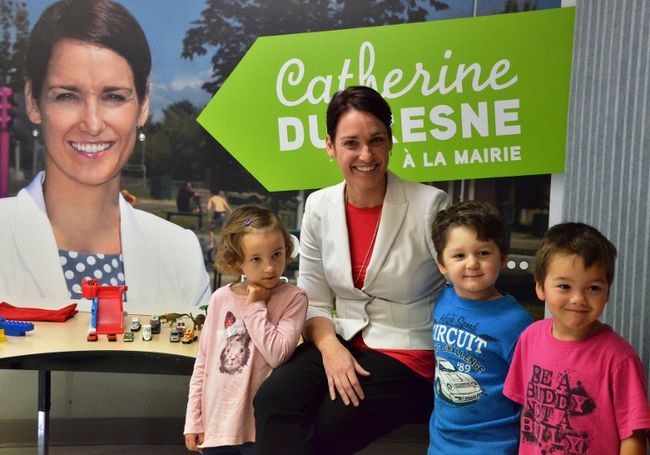 La candidate à la mairie Catherine Dufresne, en compagnie de son fils William (en bleu) et de ses amis Marie-Philippe et Rocco.