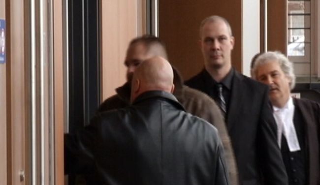 Le policier Steve Ricard, ici de face, en noir.