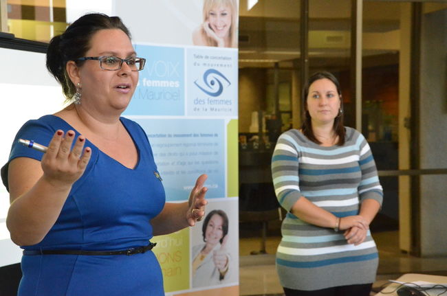 Le Forum jeunesse Mauricie et la Table de concertation du Mouvement des femmes de la Mauricie sillonnent la région pour inciter les jeunes et les femmes à voter aux élections municipales. De gauche à droite: Céline Déraspe, agente de participation citoyenne au FJM, et Josianne Gagnon, agente de projet à laTCMFM.