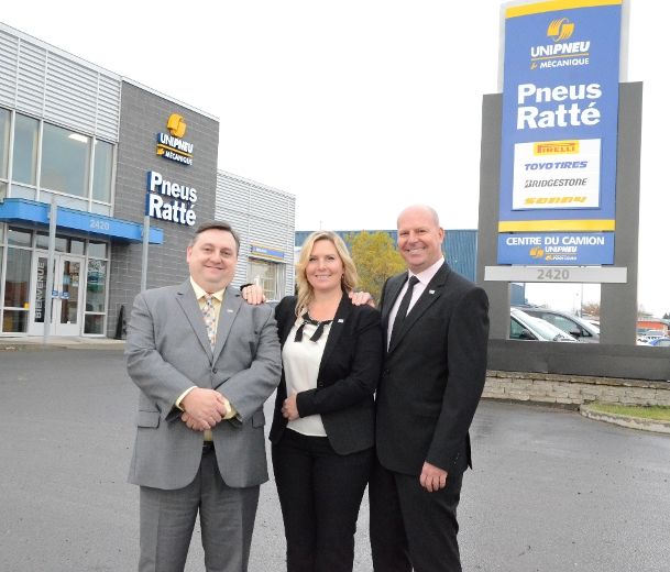 Le directeur général de Pneus Ratté, Patrick Morneau, en compagnie des propriétaires Charlyne et Stéphane Ratté.