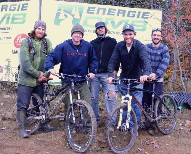 L’équipe de bénévoles d’Énergie CMB et le directeur général Charles Hébert (4e).
