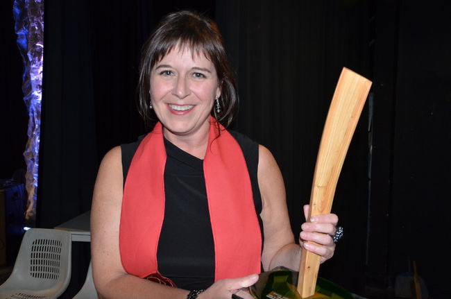 Michelle Bélanger, première non-autochtone à la barre du Musée des Abénakis d’Odanak, exhibe fièrement son trophée Médiat-Muse. L’institution a également remporté le prix dans la catégorie Patrimoine.
