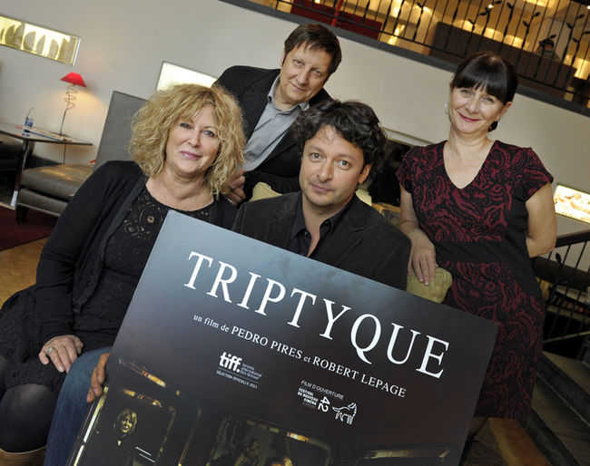 Robert Lepage et Pedro Pires, au centre des actrices Frédérike Bédard et Lise Castonguay