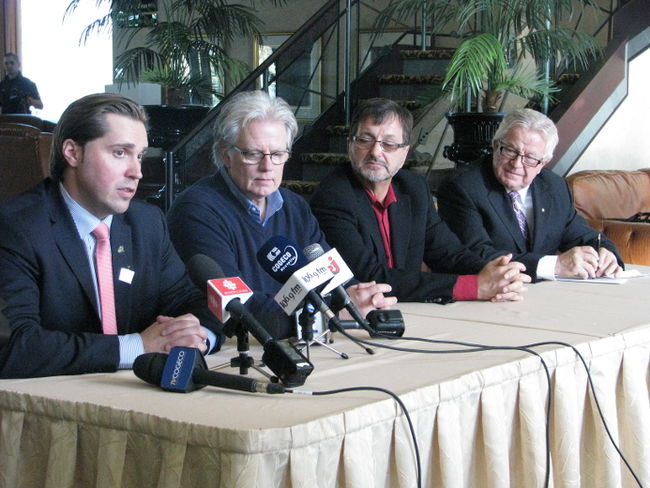 Les présidents des chambres de commerce concernées: Bernard Filiatrault (CCM), René Jean Pagé (CCEP), Gaétan Boivin (CCITR), Jean-Guy Doucet (CCICQ).