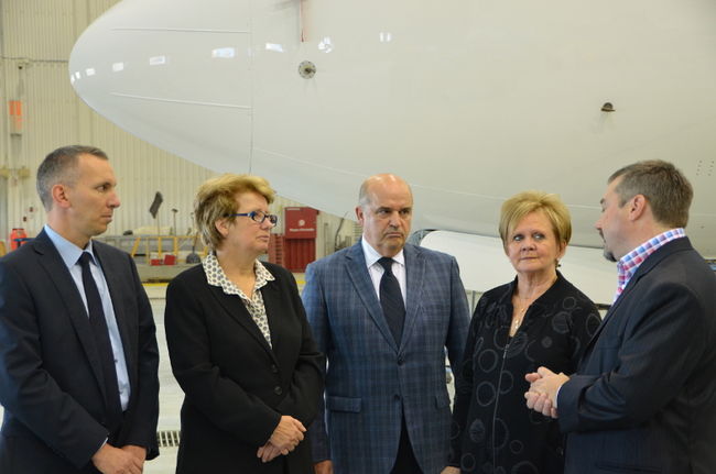 De gauche à droite: Luc Trudel, député de Saint-Maurice, Agnès Maltais, ministre de l’Emploi et de la Solidarité sociale, Robert Ricard, directeur régional d’Emploi-Québec Mauricie, Noëlla Champagne, députée de Champlain, et Stéphane Rochette, directeur de la maintenance de Premier Aviation.