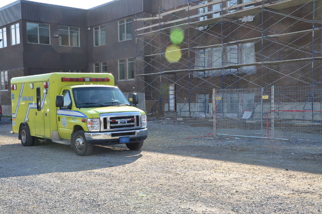 L’homme a subi des blessures mineures et a été transporté à l’hôpital.