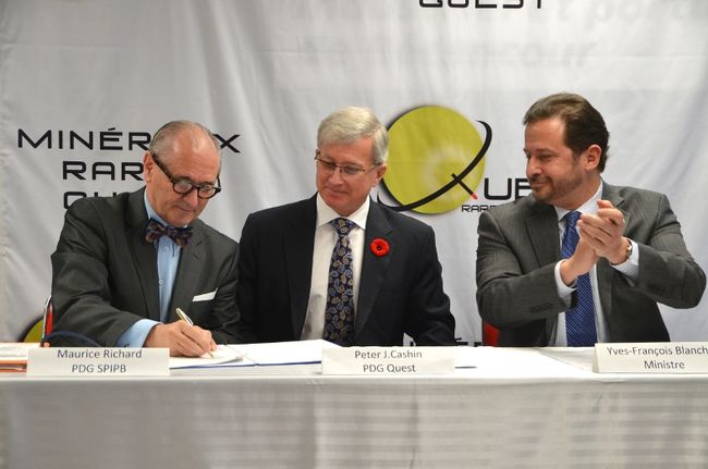 Minéraux rares Quest a confirmé ce matin son intention de s’établir dans le parc industriel de Bécancour. De gauche à droite: Maurice Richard, président-directeur général de la Société du parc industriel et portuaire de Bécancour, Peter Cashin, président et chef de la direction de Quest, et Yves-François Blanchet, ministre de l’Environnement.