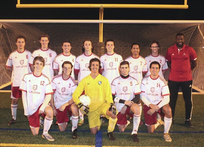La formation de soccer masculin des Dragons du Collège Laflèche entraînée par Michel Ndebi.