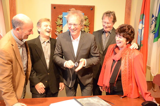 Les trois comédiens de Broue, au centre, ont signé le livre d’or de la ville de Trois-Rivières ce vendredi après-midi.