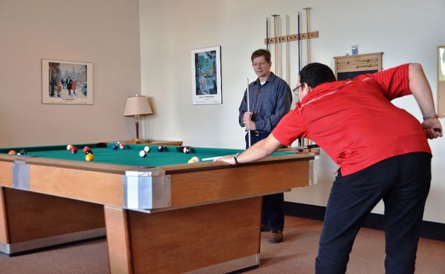 Pendant leurs temps libres, Mathieu Lacerte et Gilles Roberge peuvent jouer au billard dans la salle commune.