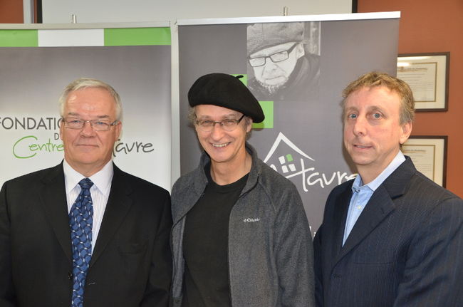 De gauche à droite: Robert Proulx, président-directeur général de Xittel et président d’honneur de la campagne de financement 2013-2014, Michel Simard, directeur général du Centre Le Havre, et Pierre St-Arnaud, vice-président d’Arno Électrique et président de la campagne majeure de financement.