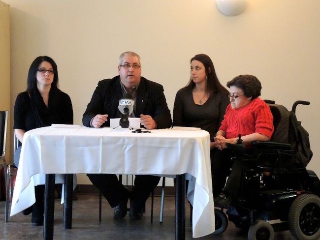 Annie St-Hilaire, gestionnaire de la résidence Entre-Deux à Trois-Rivières, Denis Nadeau, consultant pour la partie patronale, Mirka Bourdages, gestionnaire de la résidence Entre-Deux au Cap-de-la-Madeleine, et Judith Bastien, présidente du conseil d’administration.