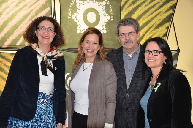 De gauche à droite: Nadia Ghazzali, présidente de la Table régionale de l’éducation de la Mauricie (TREM), Sophie harnois, directrice générale de Réunir-Réussir, Christian Muckle, gestionnaire de projet pour la TREM, et Katya Pelletier, chargée de projet COMPÈRES.