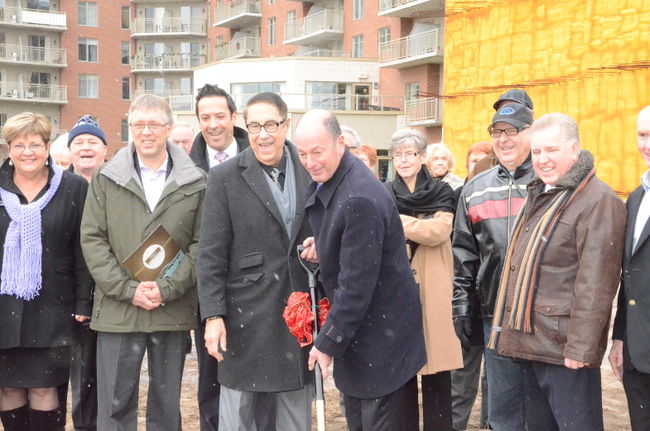 L’harmonie semble s’être installée entre Jean-Claude Fortin, à gauche, et le maire Yves Lévesque, à droite. Le promoteur présentera son projet revampé de centre des congrès au conseil municipal d’ici peu.