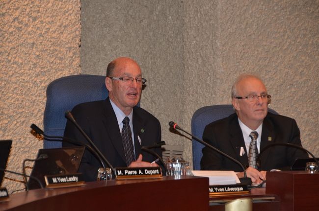 Le maire Yves Lévesque croit que le colisée se fera plus vite et coûtera moins cher s'il est construit en partenariat avec l'UQTR plutôt qu'avec la Commission scolaire Chemin-du-Roy. On le voit ici avec, à sa droite, le conseiller René Goyette.