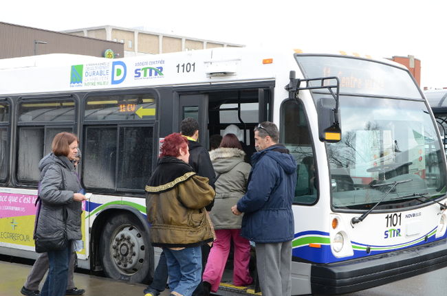Un chauffeur de la STTR vérifie les cartes à l'embarquement.