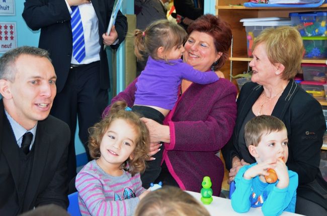 La ministre de la Famille, Nicole Léger, a annoncé jeudi la création de 429 places en CPE en Mauricie. On la voit ici entourée des députés de Saint-Maurice, Luc Trudel, et de Champlain, Noëlla Champagne, ainsi que d’enfants qui fréquentent le CPE Jean Noël Lapin.