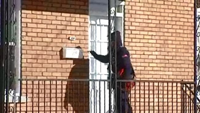 En plus de la disparition de la livraison du courrier à domicile, entre 6000 et 8000 postes seront abolis dans les cinq prochaines années chez Postes Canada.