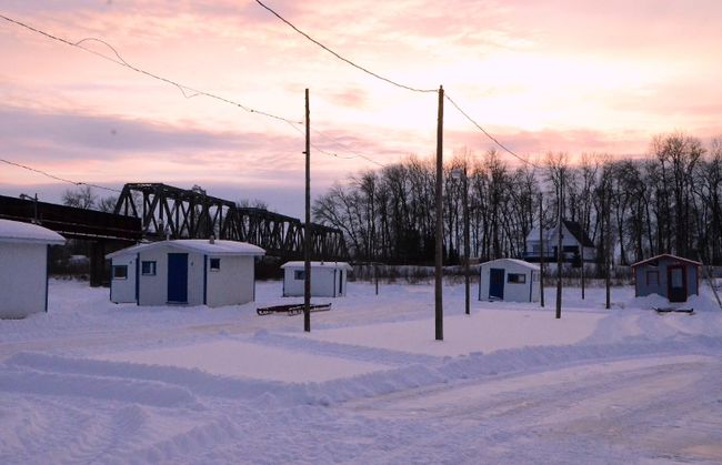 Plusieurs cabanes sont déjà installées sur la rivière Ste-Anne.
