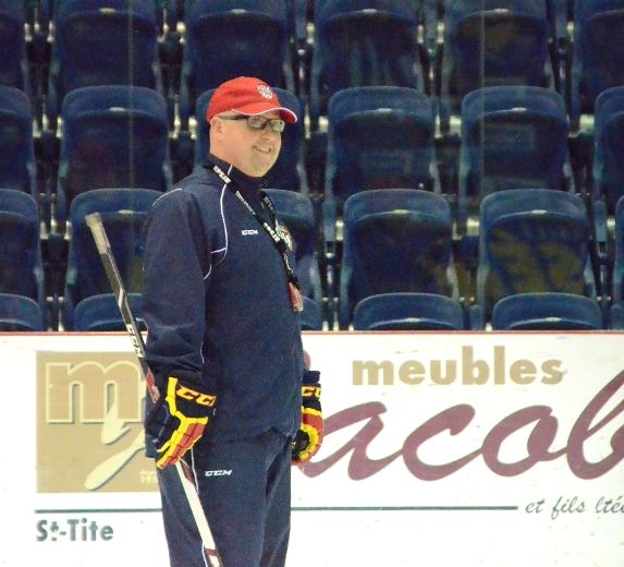 Kevin Desrochers est l’un des assistants-entraîneurs du Titan d’Acadie-Bathurst.  